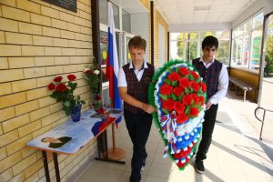 В одной из школ города Астрахани увековечили память Героя СВО